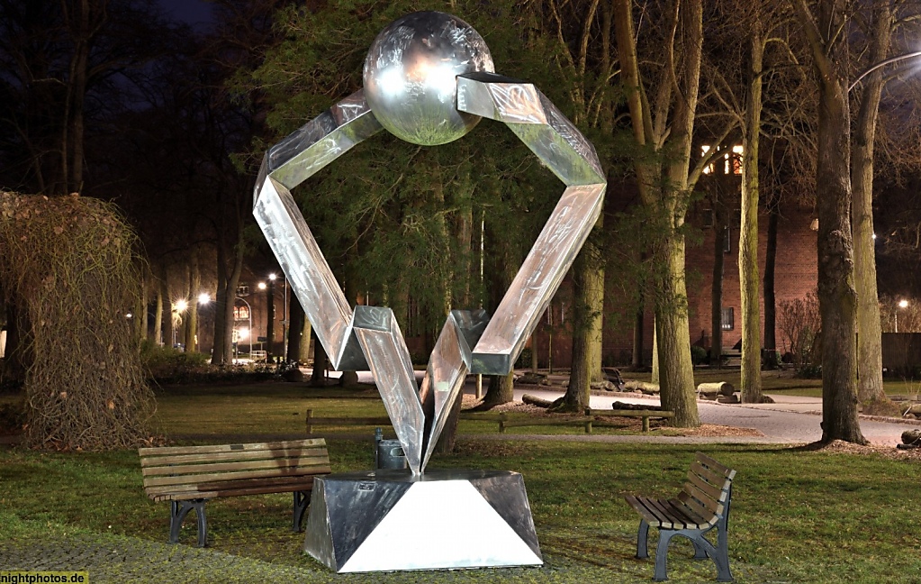 Berlin Spandau Edelstahl Skulptur 'Offene Berührung' von Volkmar Haase 1991 im Johannesstift