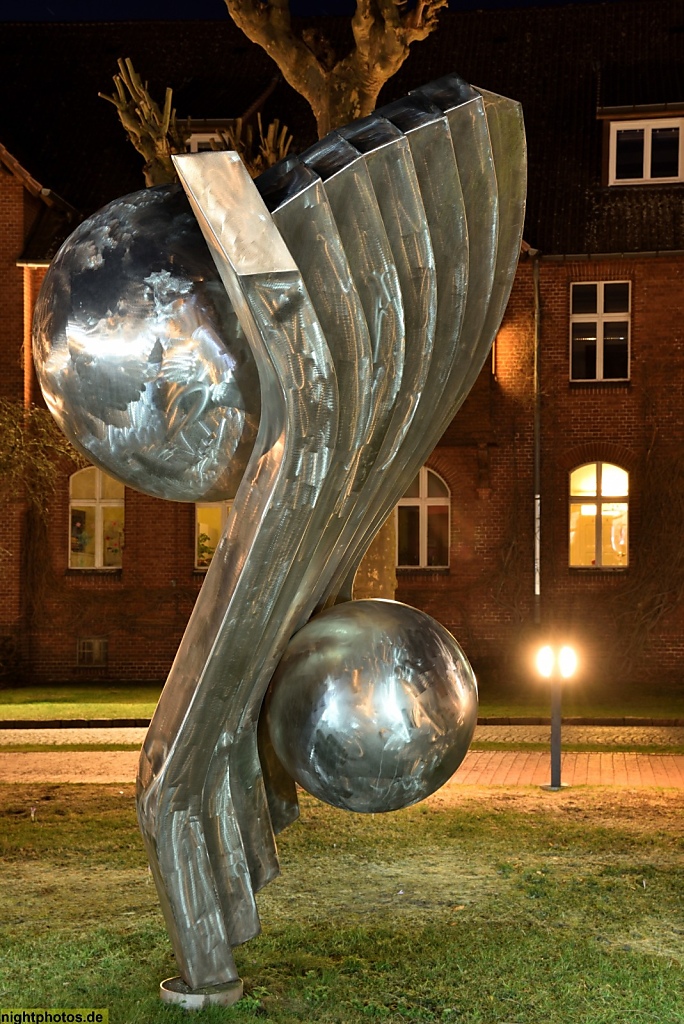Berlin Spandau Edelstahl Skulptur 'Woge mit zwei Kugeln diametral' von Volkmar Haase 1998 im Johannesstift