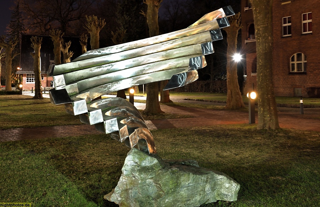 Berlin Spandau Edelstahl Skulptur 'Woge auf Kyanit' von Volkmar Haase 1998 im Johannesstift