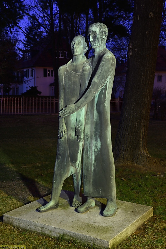 Berlin Lichterfelde Bronzefiguren im Park des DRK-Generalsekretariat