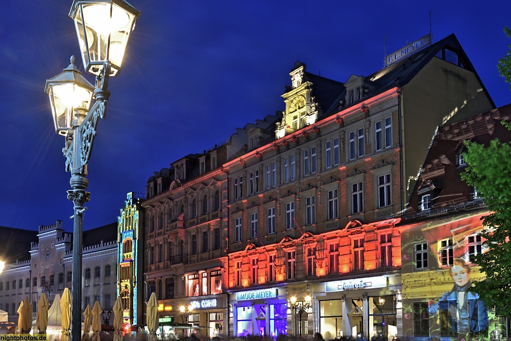 Zwickau Hauptmarkt Wohn- und Geschäftshauser erbaut 1891 und 1885. Rechts Robert-Schumann-Haus aus 15. Jahrhundert. Wiederaufbau 1955-1956