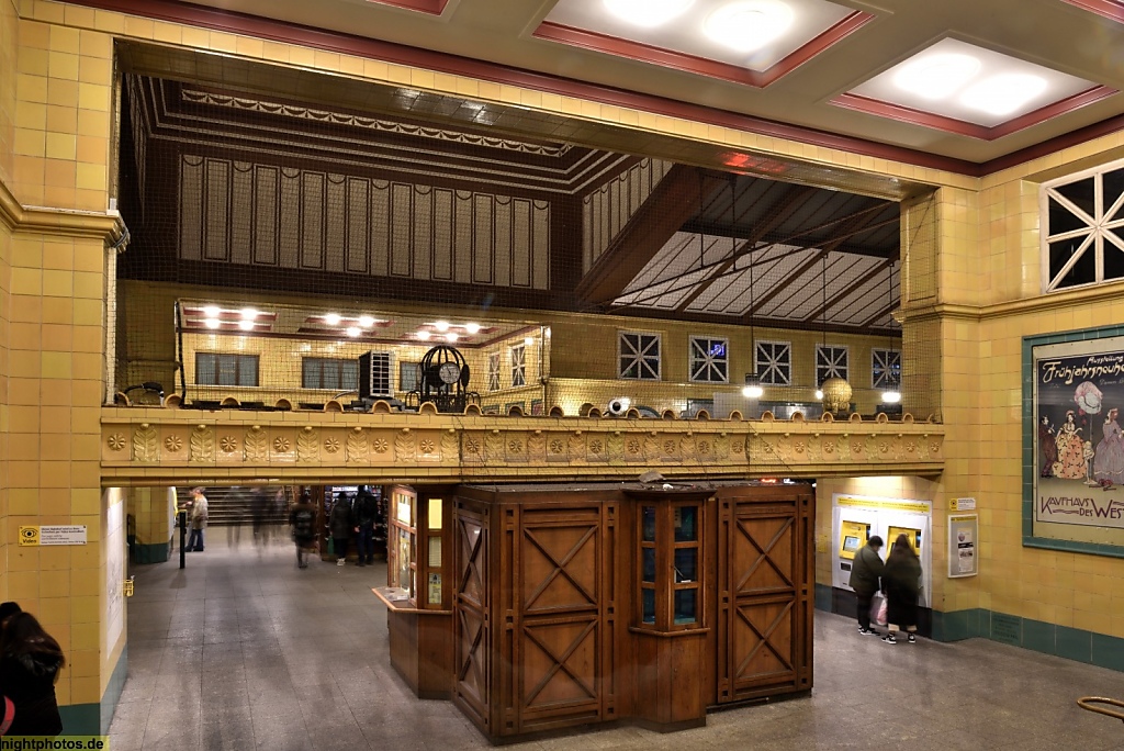 Berlin Schöneberg Wittenbergplatz U-Bahnhof erbaut 1902 von Paul Wittig für die Hochbahngesellschaft. Neubau 1912 durch Alfred Grenander. Wiederaufbau 1951. Saniert 1981-1983