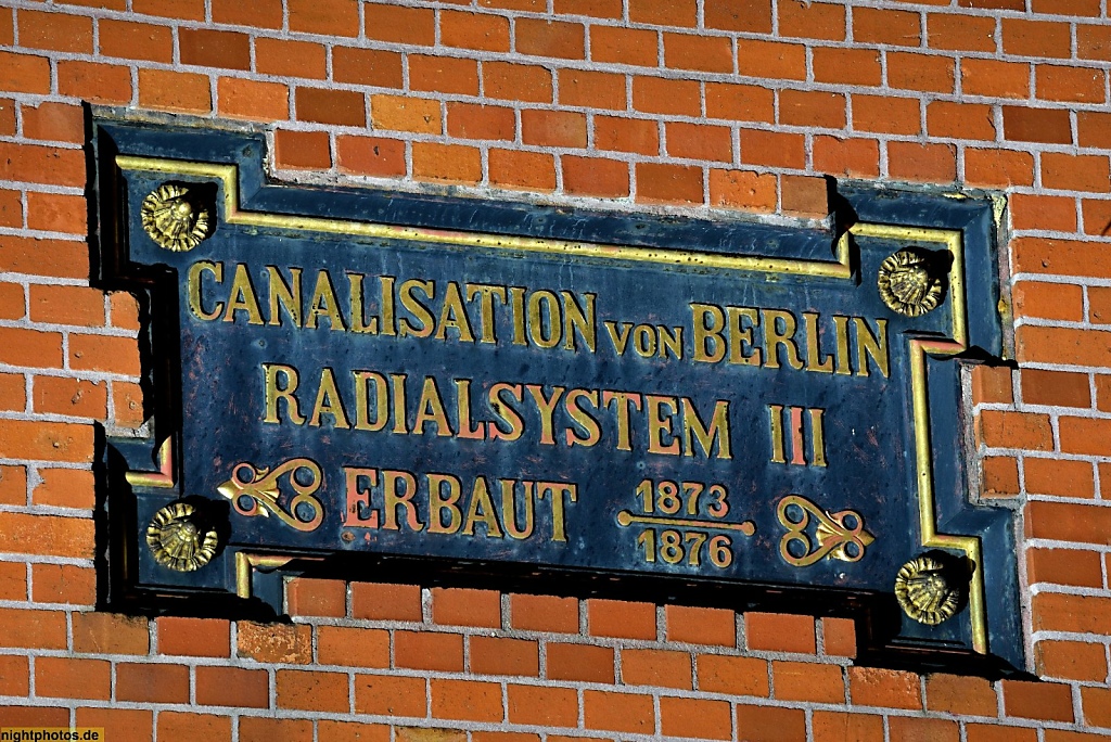 Berlin Kreuzberg Schornstein des ehemaligen Abwasserpumpwerk Radialsystem III erbaut bis 1877. Schild am Schornstein
