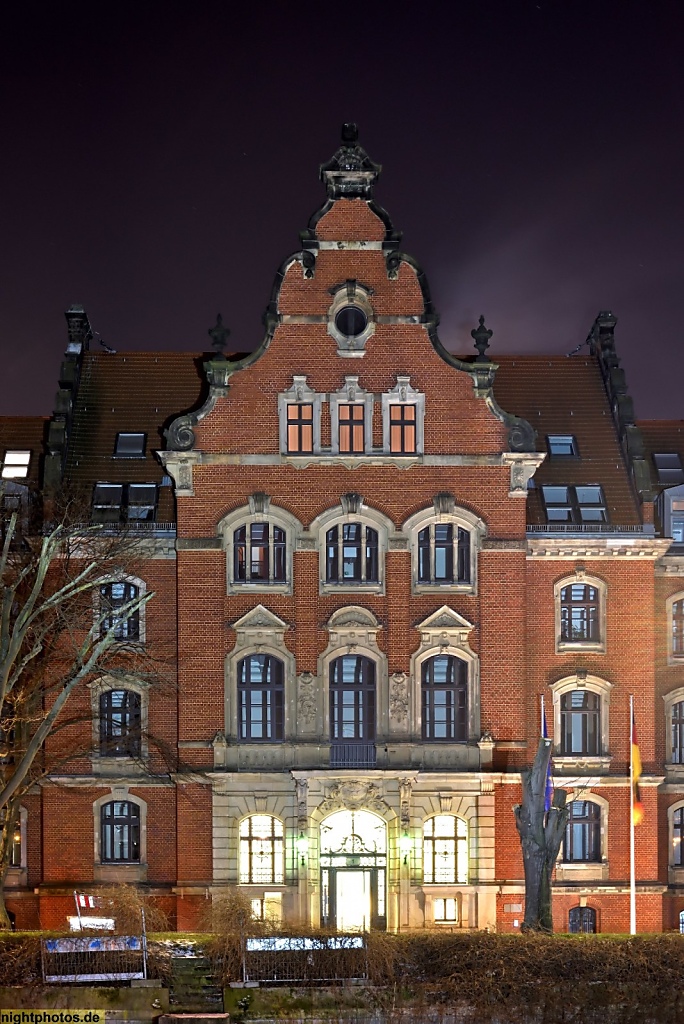 Berlin Kreuzberg. Bundespolizei. Erbaut 1892-1895 von Armin Wegner als Dienstgebäude der Königlichen Eisenbahndirektion Berlin. Ehemals Reichsbahnkrankenhaus, Bombardier-Zentrale. Renaissancegiebel