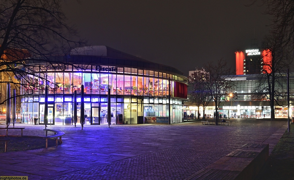 Berlin Spandau Ellipse mit Florida Eiscafé vor Bahnhof Spandau und Spandau Arcaden