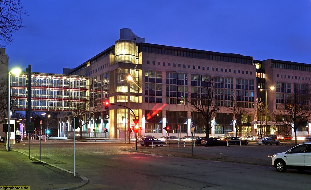 Berlin Tempelhof Landeskriminalamt seit 1996 am Tempelhofer Damm mit Brückenquerung des Bayernring