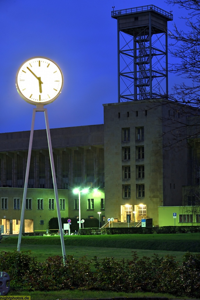 Berlin Tempelhof Flughafen Uhr vor Aussichtsturm