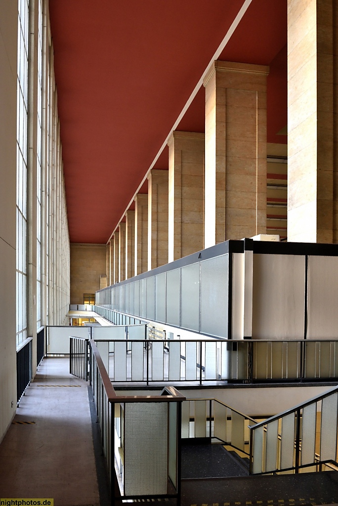 Berlin Tempelhof Flughafen Haupthalle erbaut 1936-1941. Empore