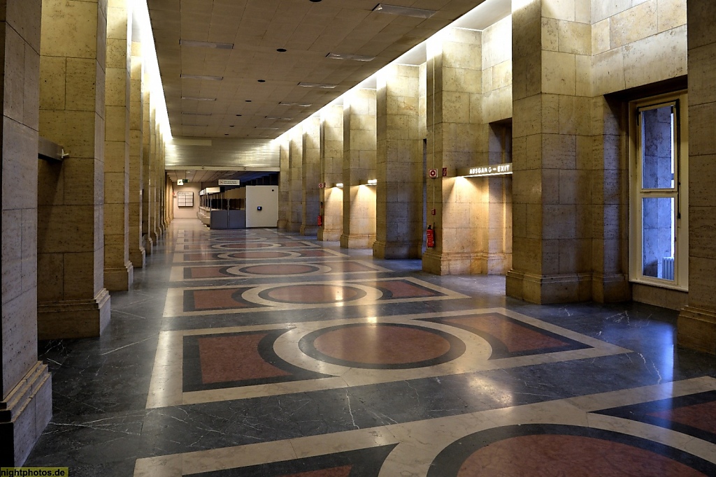 Berlin Tempelhof Flughafen Haupthalle erbaut 1936-1941. Zugang Stadtseite