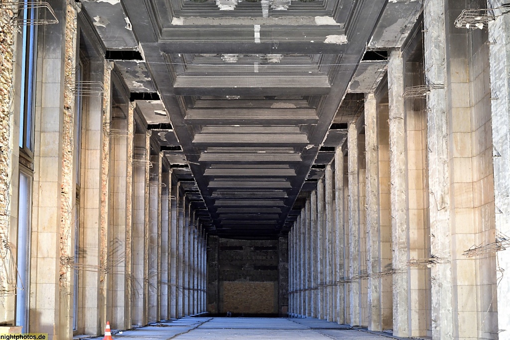 Berlin Tempelhof Flughafen Haupthalle erbaut 1936-1941. Hohlraum über abgehängtem Portalbereich