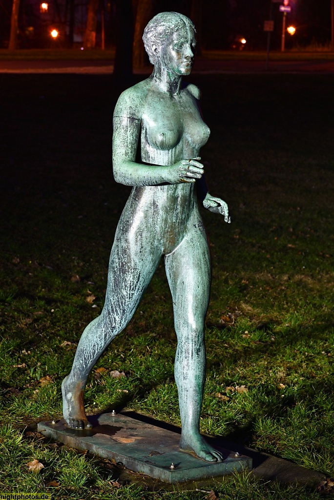 Berlin Spandau Heerstrasse Bronzeskulptur 'Schreitendes Mädchen' von Fritz Röll 1932