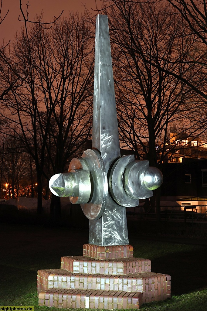 Berlin Spandau Wilhelmsstadt Edelstahlskulptur 'Schild und Wehr' von Volkmar Haase errichtet 1991
