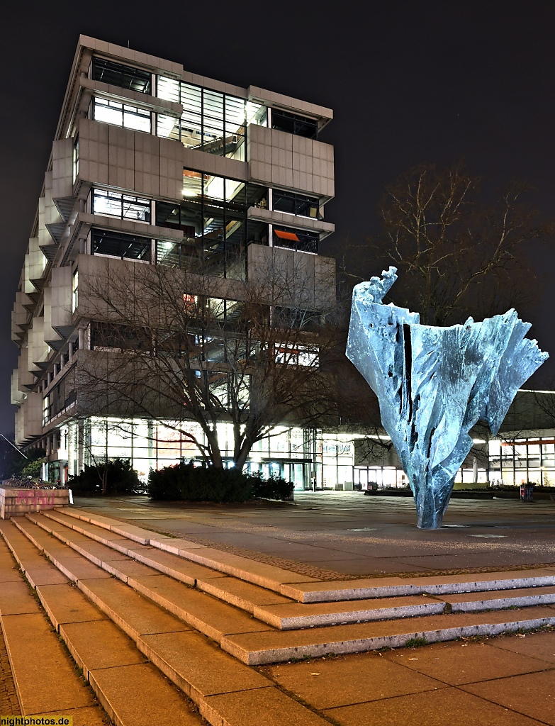 Berlin Charlottenburg Skulptur 'Die Flamme' von Bernhard Heiliger errichtet 1963 vor Fachbereich Architektur der Technischen Universität Berlin am Ernst-Reuter-Platz