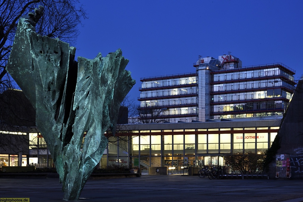 Berlin Charlottenburg Skulptur 'Die Flamme' von Bernhard Heiliger errichtet 1963 vor Fachbereich Architektur der Technischen Universität Berlin am Ernst-Reuter-Platz