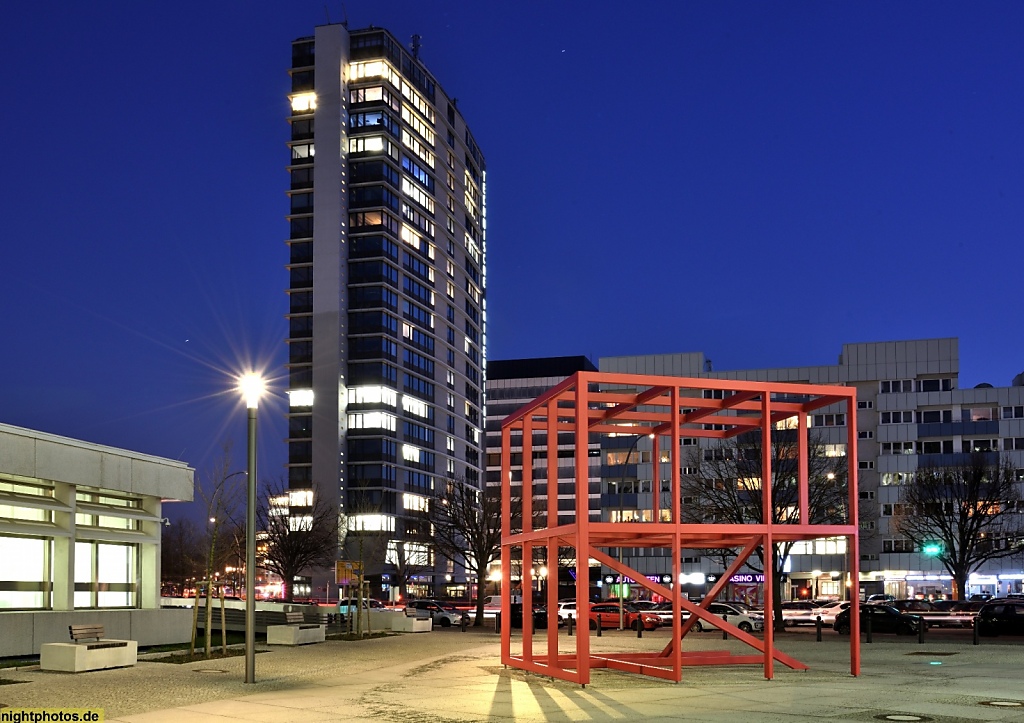 Berlin Charlottenburg Skulptur '2 Free Space' von Dirk Bell 2016 vor Hochhaus am Ernst-Reuter-Platz