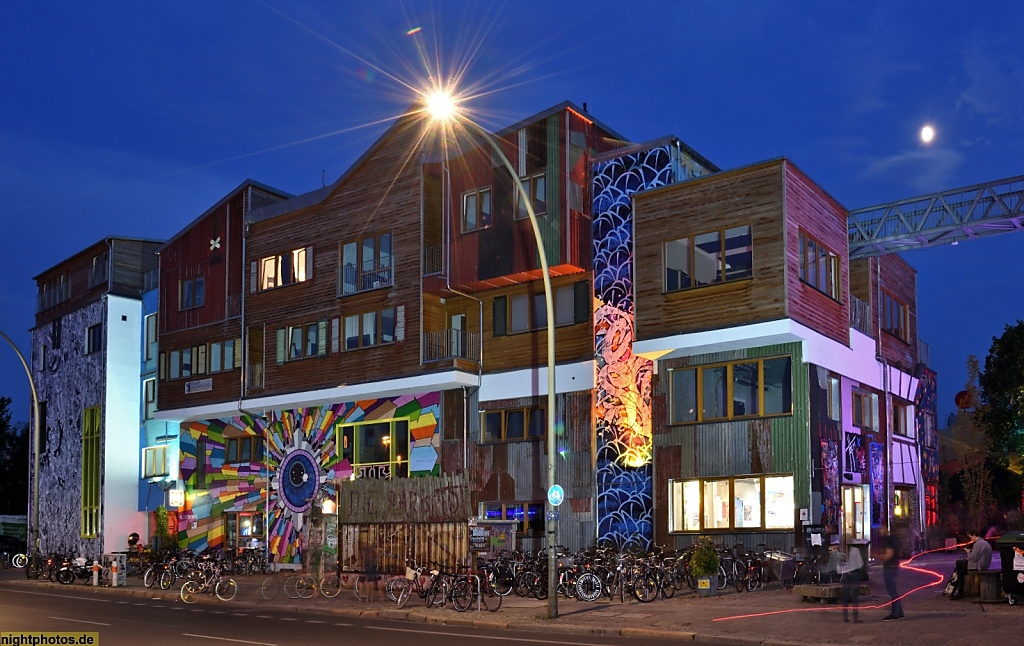 Berlin Friedrichshain Kreativdorf Holzmarkt von Architekten 'Hütten und Paläste' mit Mörchenpark am Spreeufer