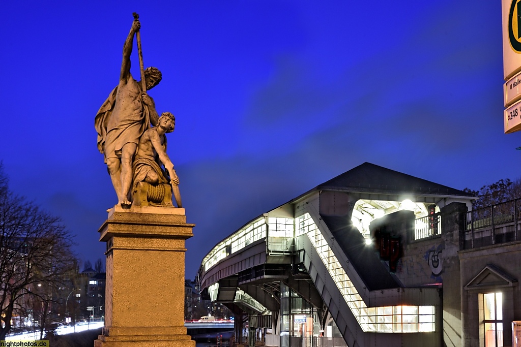 Berlin Kreuzberg U-Bahnhof Hallesches Tor an der Hallesche-Tor-Bruecke über den Landwehrkanal mit Allegorischer Figur 'Flussschifffahrt'