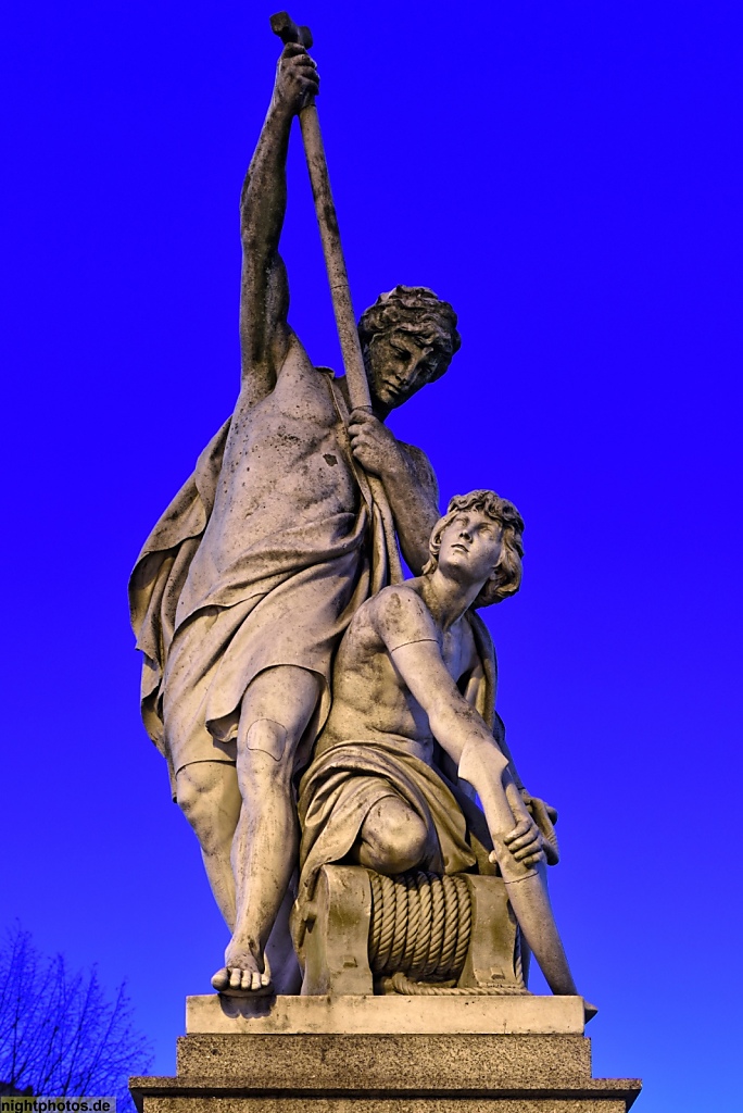 Berlin Kreuzberg Allegorische Figur 'Flussschifffahrt' auf der Hallesche-Tor-Brücke über den Landwehrkanal