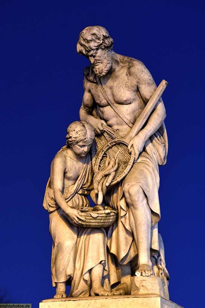 Berlin Kreuzberg Allegorische Figur 'Fischfang' auf der Hallesche-Tor-Brücke über den Landwehrkanal