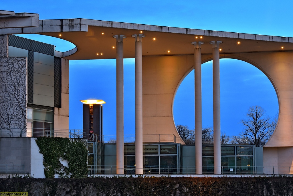 Berlin Regierungsviertel Tiergarten Bundeskanzleramt am Bettina-von-Arnim-Ufer der Spree und Carillon im Tiergarten