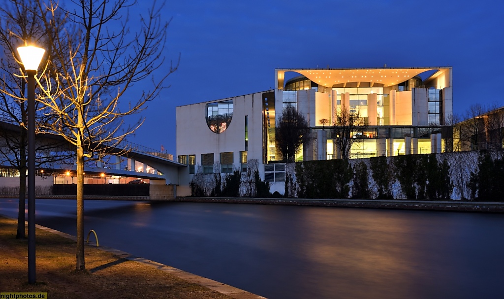 Berlin Regierungsviertel Tiergarten Bundeskanzleramt am Bettina-von-Arnim-Ufer der Spree mit Kanzleramtssteg