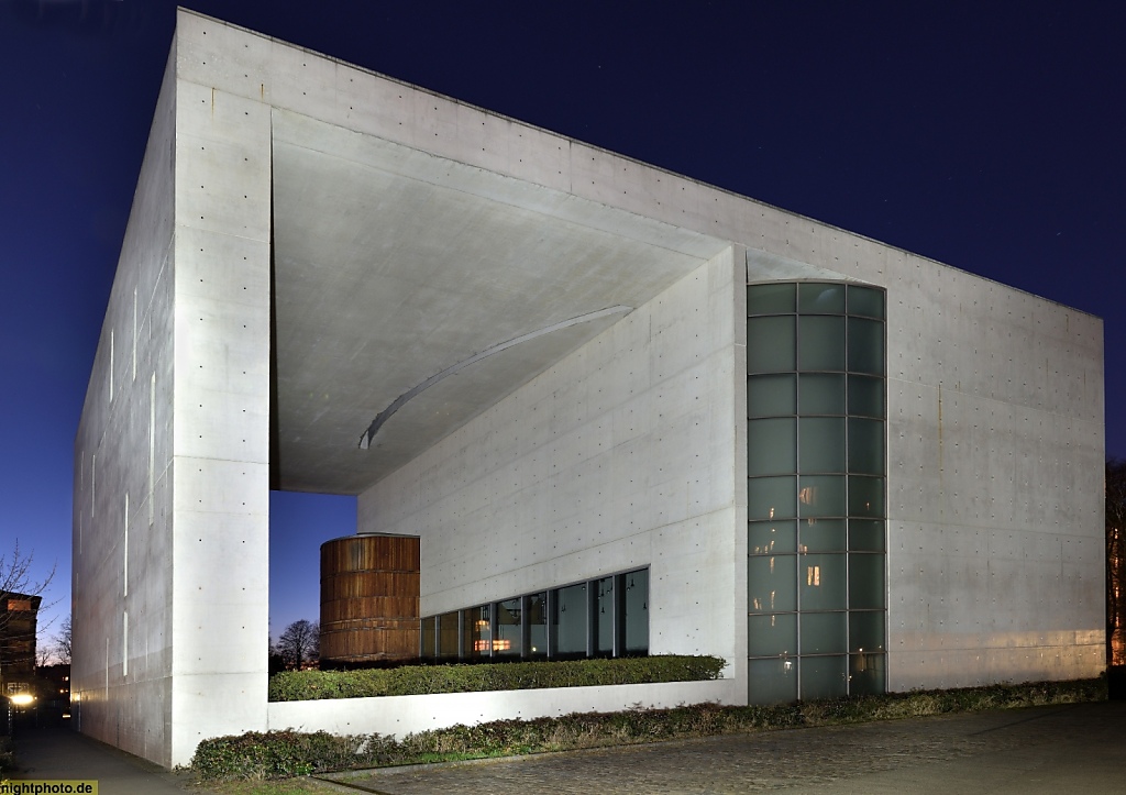 Berlin Charlottenburg St Canisius Kirche erbaut 2000-2002 aus Sichtbeton und Lärchenholz