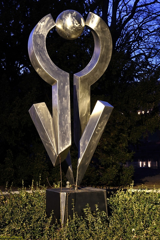 Berlin Charlottenburg 'Tangentiale Beruehrung' 'Versuch einer Balance' Edelstahlskulptur von Volkmar Haase 1990