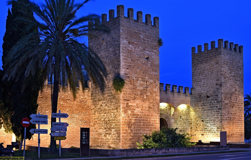 Mallorca Alcudia Altstadt Stadtmauer erbaut ab 13 Jahrhundert von Koenig Jakob II. Jaume II. Porta de Santa Sebastià