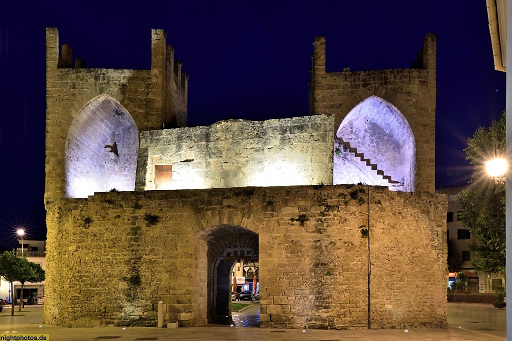 Mallorca Alcudia Altstadt Stadtmauer erbaut im 14 Jahrhundert v Koenig Jakob II. Jaume II. Porta del Moll o de Xara