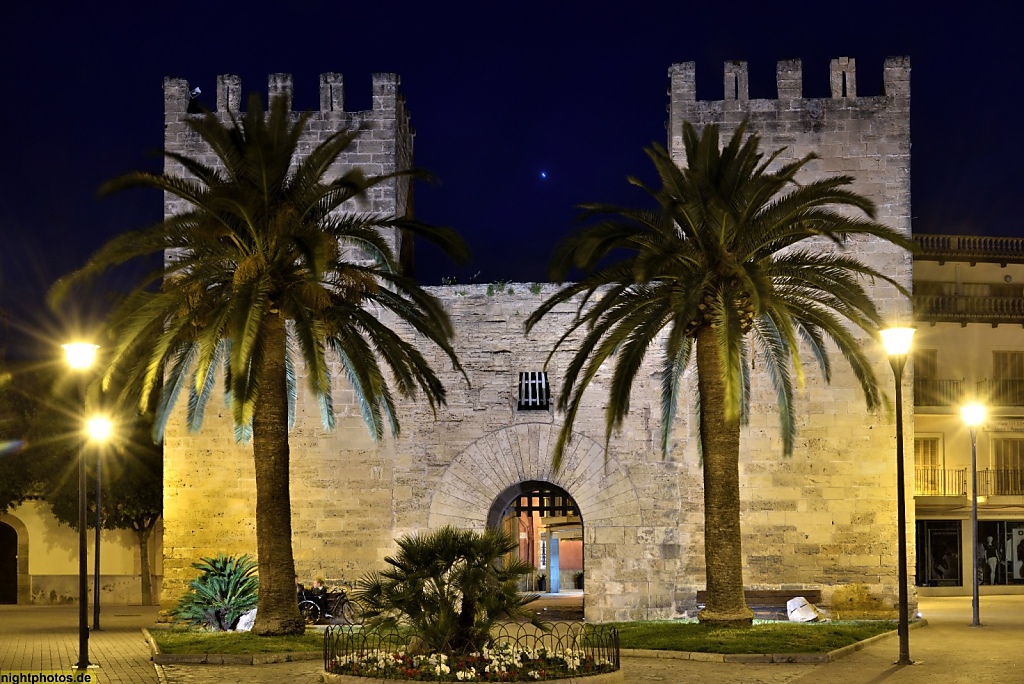 Mallorca Alcudia Altstadt Stadtmauer erbaut im 14 Jahrhundert v Koenig Jakob II. Jaume II. Porta del Moll o de Xara