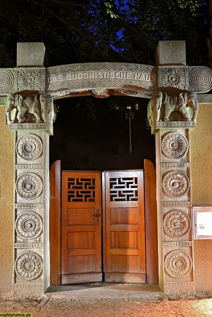 Berlin Frohnau Buddhistisches Haus erbaut 1923-1926 für Paul Dahlke von Architekt Max Meyer. Ceylonesisches Elefantentor