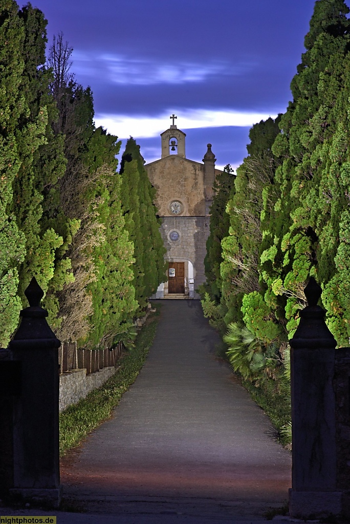 Mallorca Arta Ermita de Betlem Kirche erbaut von Joan Rosselló. Geweiht 1824. Zypressenallee