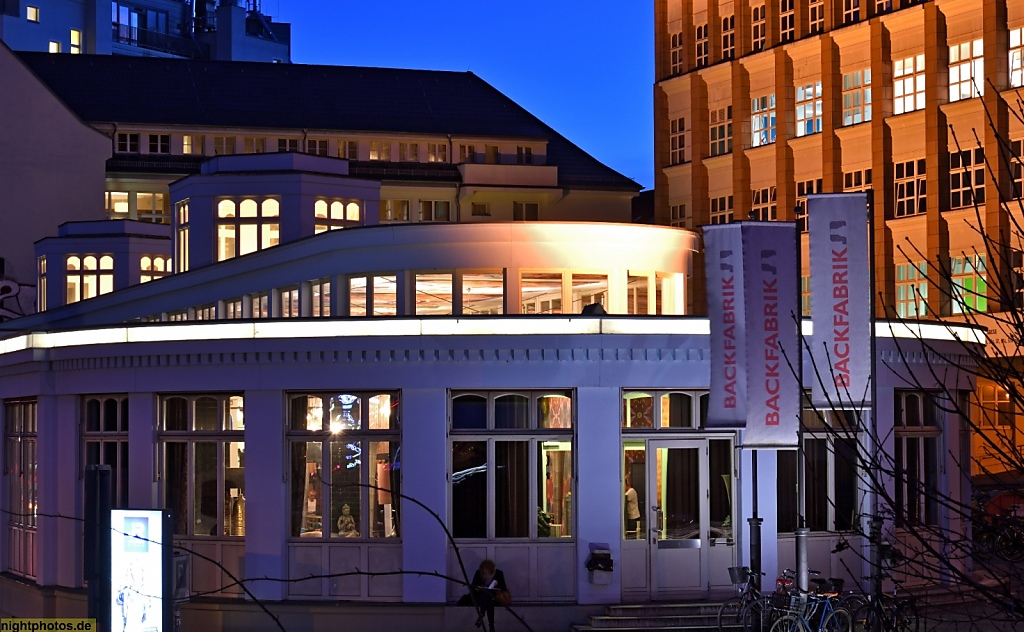 Berlin Prenzlauer Berg Sportstudio im ehemaligen Kaufhaus Jonass vor dem Gewerbezentrum 'Backfabrik'