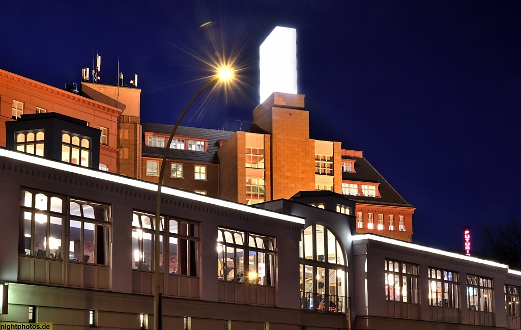 Berlin Prenzlauer Berg Sportstudio im ehemaligen Kaufhaus Jonass vor dem Gewerbezentrum 'Backfabrik'