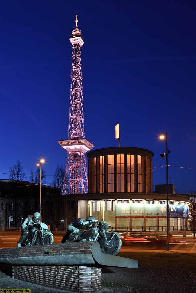 Berlin Charlottenburg Westend Funkturm erbaut 1924-1926 mit Messehallen und Motorradfahrer-Denkmal von Max Esser 1939