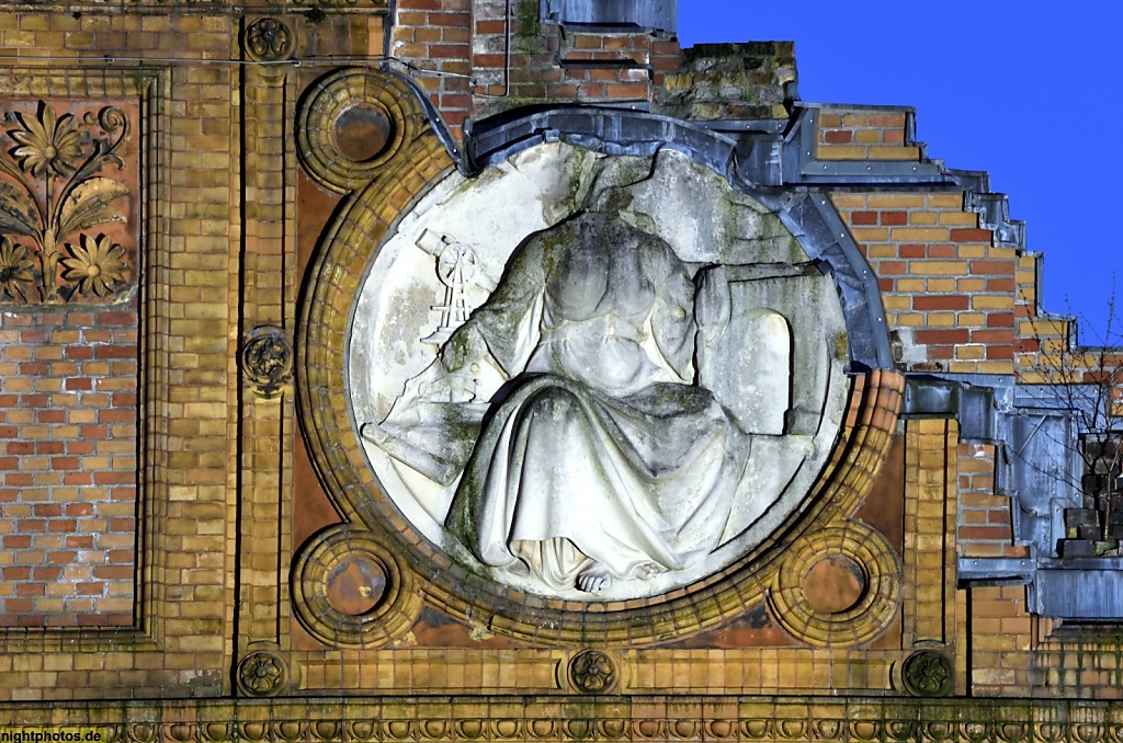 Berlin Kreuzberg Ruine des Anhalter Bahnhof erbaut 1874-1880 von Franz Schwechten. Restauriert 2003-2005.Stucktafel