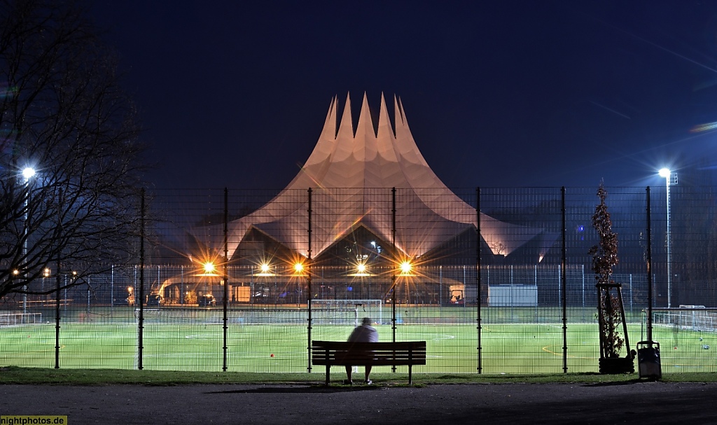 Berlin Kreuzberg Durchblick auf Tempodrom durch die Ruine des Anhalter Bahnhof