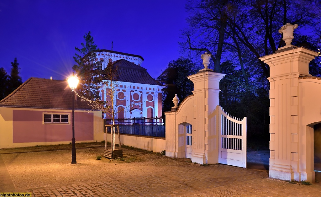 Berlin Buch Stadtgut. Portal zum Schlosspark. Hinten Schlosskirche Buch