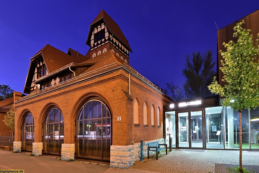 Berlin Treptow Niederschöneweide Mittelpunktbibliothek. Uebergang Neubau erbaut 2015 von Chestnutt_Niess Architekten