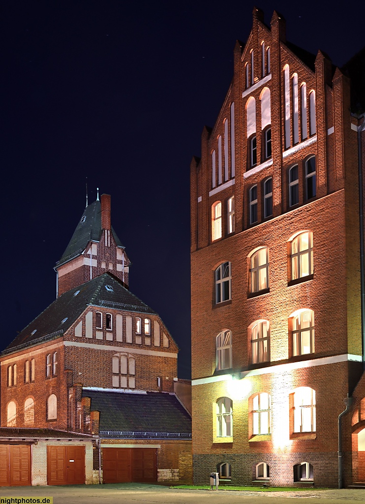 Berlin Rummelsburg Jugendherberge Ostkreuz erbaut 1906-1908 von Ringel als Gemeindeschule Boxhagen und ehemalige Feuerwache (links)