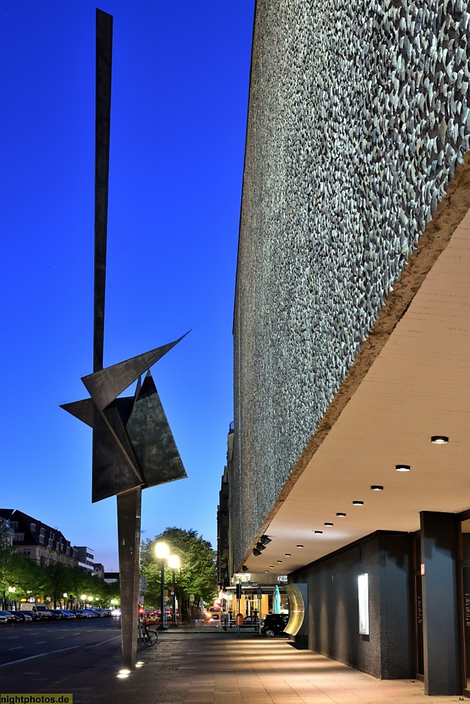 Berlin Charlottenburg Skulptur von Hans Uhlmann erschaffen 1960-1961 aus schwarz getöntem Chromnickelstahl vor Deutscher Oper erbaut 1957-1961 von Fritz Bornemann
