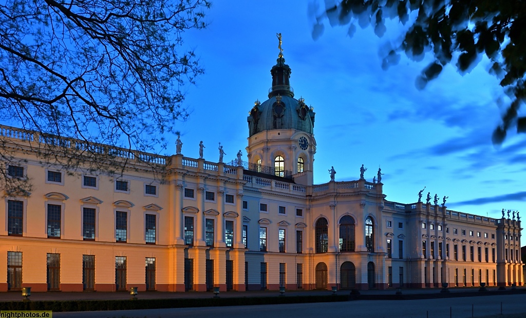 Berlin Schloss Charlottenburg Ursprungsbau 1699 von Johann Arnold Nering. Heutiges Aussehen durch Erweiterungen von Langhans und Knobelsdorff. Parkseite