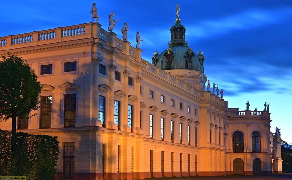 Berlin Schloss Charlottenburg Ursprungsbau 1699 von Johann Arnold Nering. Heutiges Aussehen durch Erweiterungen von Langhans und Knobelsdorff. Parkseite