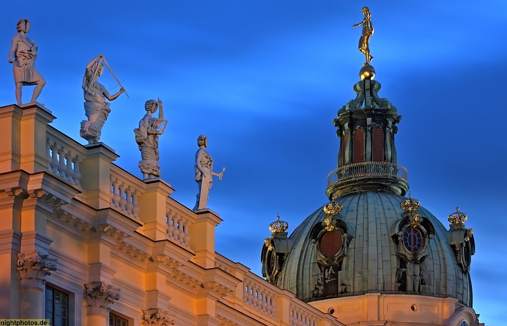 Berlin Schloss Charlottenburg Ursprungsbau 1699 von Johann Arnold Nering. Heutiges Aussehen durch Erweiterungen von Langhans u Knobelsdorff. Dachbalustrade mit Figuren und Fortuna auf Kuppelturm