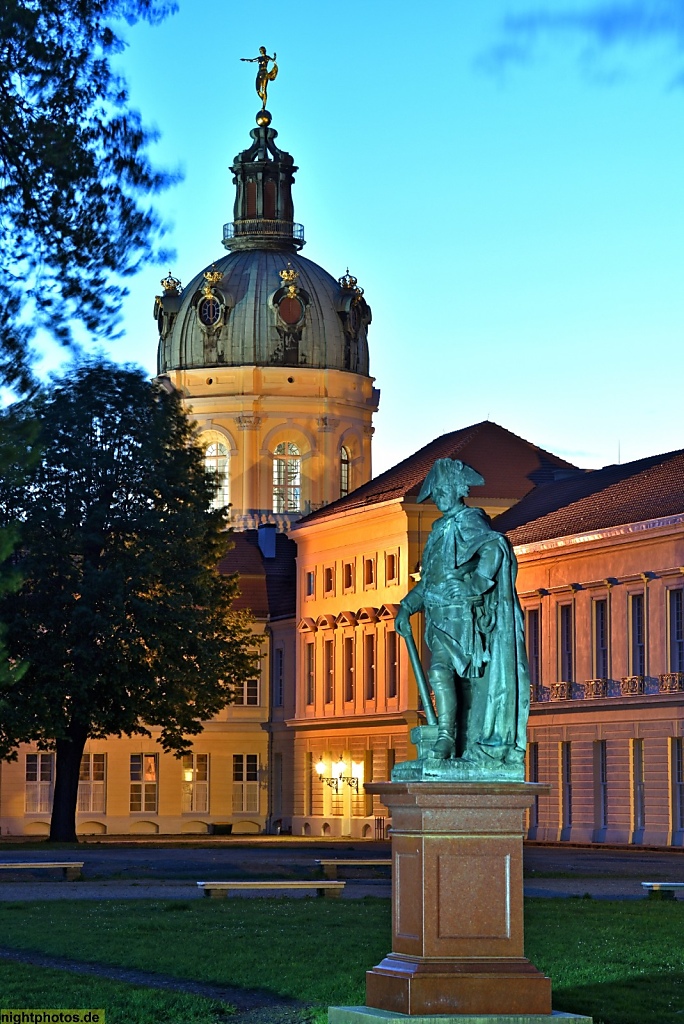 Berlin Schloss Charlottenburg Ursprungsbau 1699 von Johann Arnold Nering. Heutiges Aussehen durch Erweiterungen von Langhans u Knobelsdorff. Standbild Friedrich der Grosse
