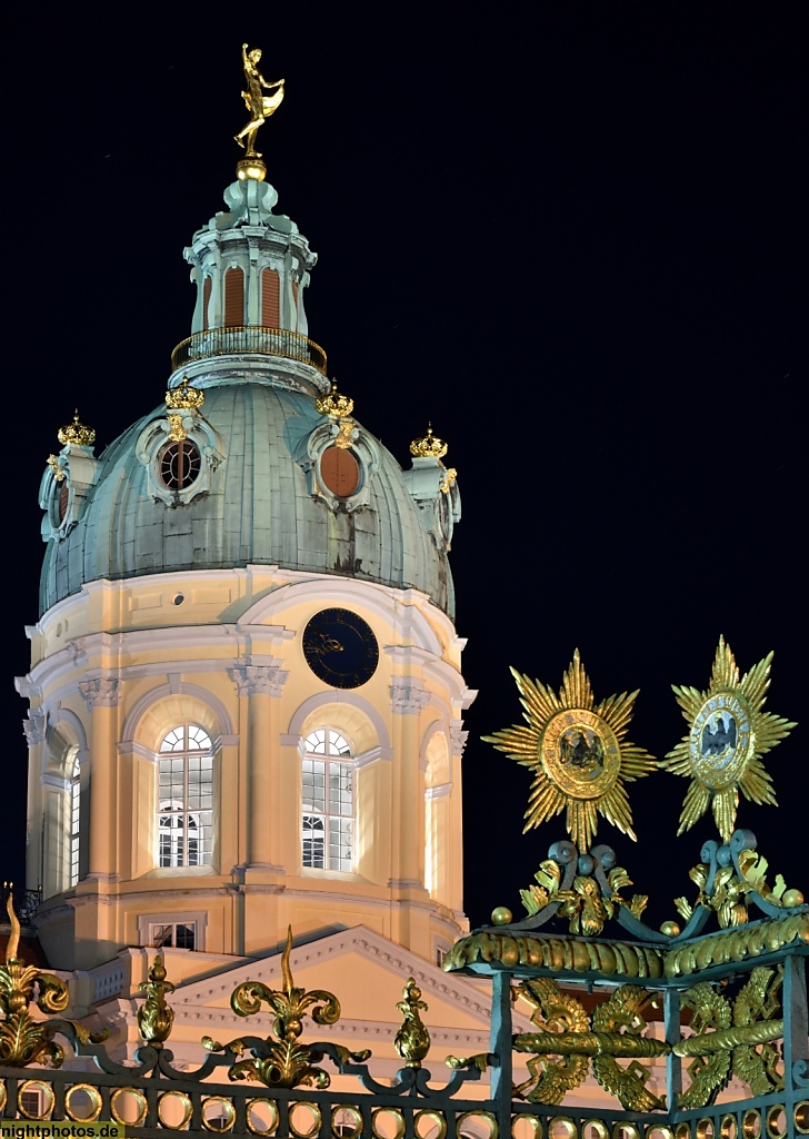 Berlin Schloss Charlottenburg Ursprungsbau 1699 von Johann Arnold Nering. Heutiges Aussehen durch Erweiterungen von Langhans und Knobelsdorff. Kuppel hinter Zaun