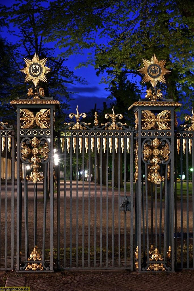 Berlin Schloss Charlottenburg Ursprungsbau 1699 von Johann Arnold Nering. Parkeingang Orangerie. Zaunschmuck