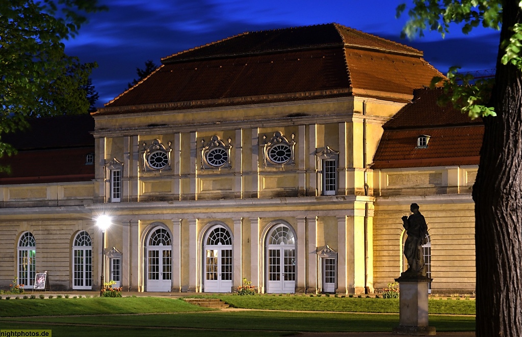 Berlin Schloss Charlottenburg Ursprungsbau 1699 von Johann Arnold Nering. Heutiges Aussehen durch Erweiterungen von Langhans und Knobelsdorff. Grosse Orangerie