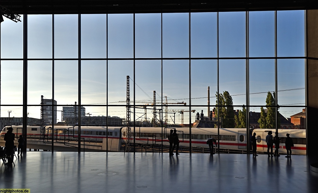 Berlin Mitte Futurium erbaut 2017 als Haus der Zukunft. Erstes Obergeschoss. Glasfront Nordseite ICE Stadtbahntrasse
