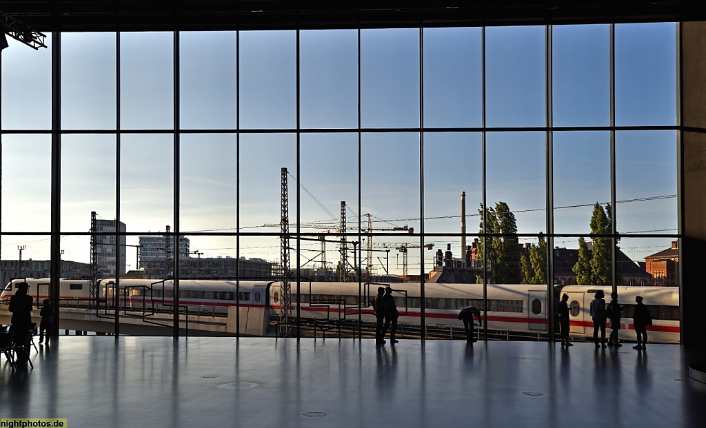 Berlin Mitte Futurium erbaut 2017 als Haus der Zukunft. Erstes Obergeschoss. Glasfront Nordseite ICE Stadtbahntrasse